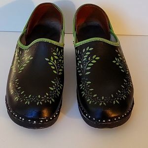 Bastad/Troentorp Black and Green closed back clogs with vines detail size 39
